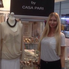 Erin arbeitet als Aktive Kundenansprache und Verkauf auf einer Beauty-Messe auf der Messe