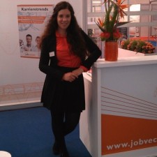 Antonia arbeitet als Verteilung Flyer, Kundenansprache und -beratung auf der Messe