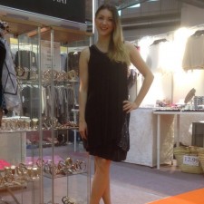 Anna arbeitet als Verkaufshostess auf der Messe