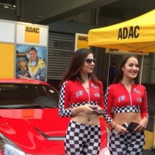 Antonia arbeitet als Hostess auf der Messe