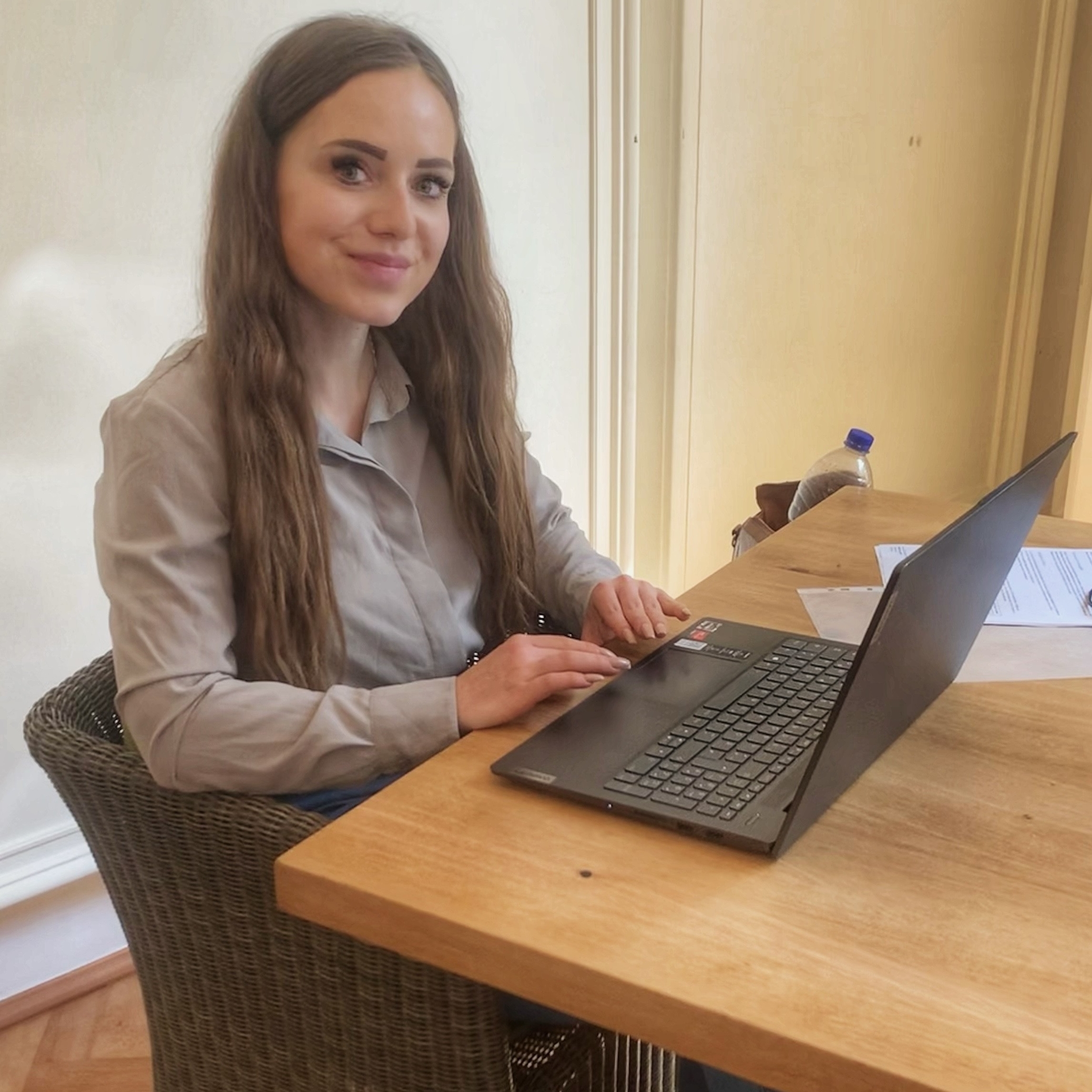Julia bei der Arbeit