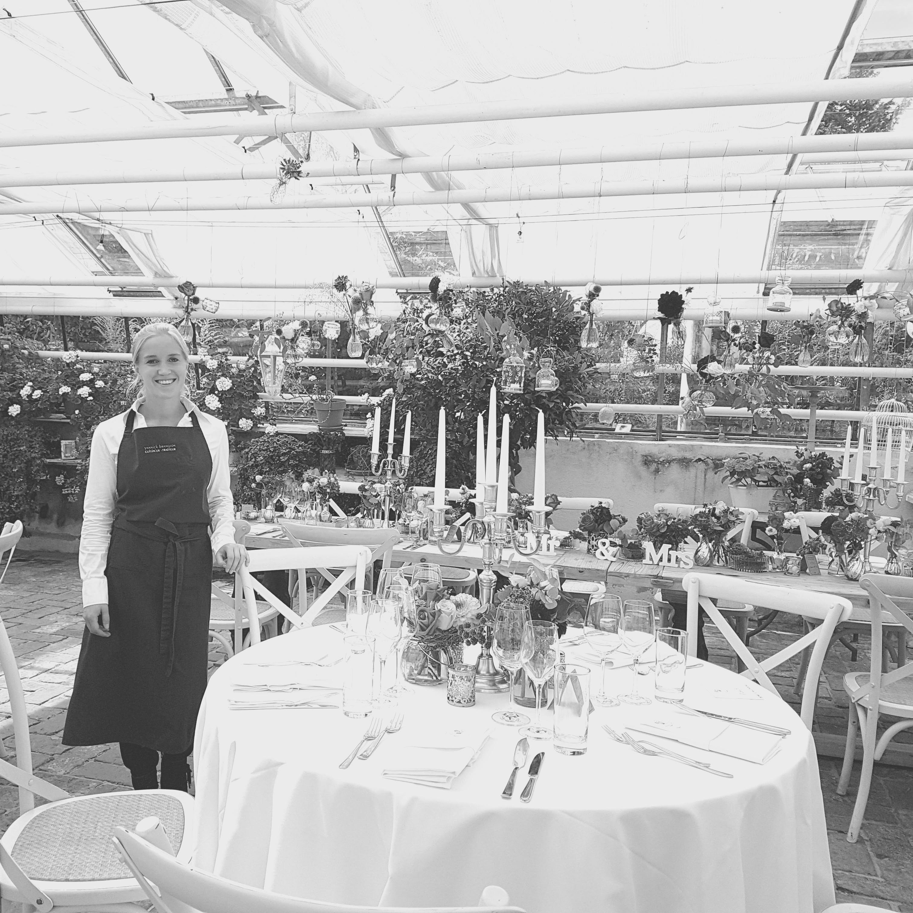 Servicekraft auf einer Hochzeit
