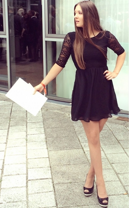 Hostess im schwarzen Cocktailkleid