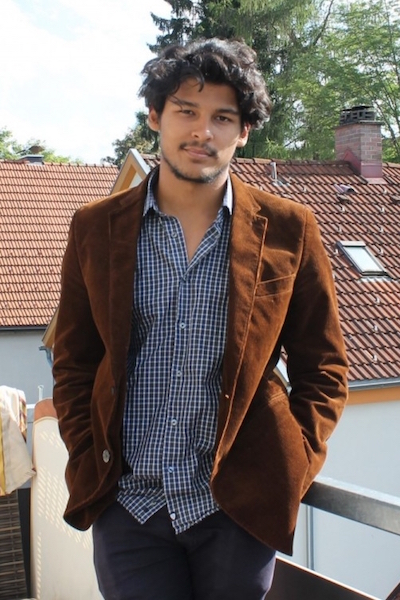 Host im karierten Hemd und Cardo Sakko