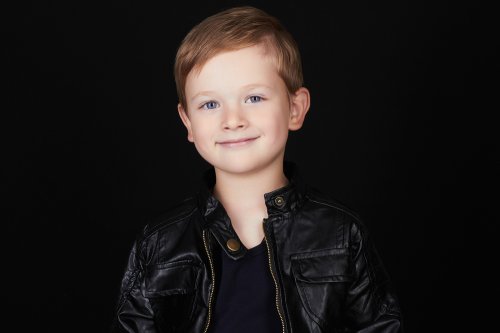 Kindermodel bei einem professionellen Fotoshooting für eine Kindermodelagentur