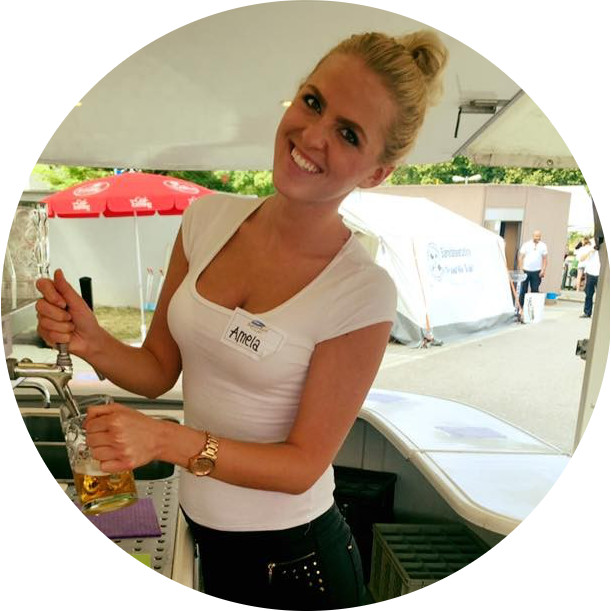 Servicekraft beim Bier zapfen