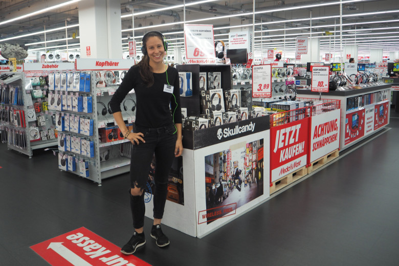 Verkaufsberaterin lächelnd im Media Markt