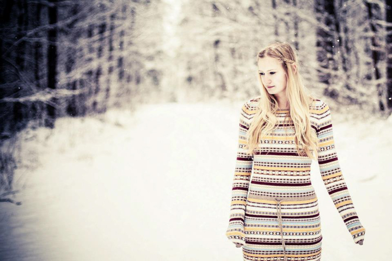 Fotomodel im winterlichen Wald 