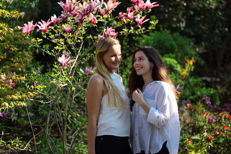 Zwei Fotomodels im Park