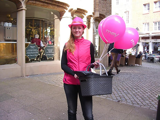 Promoterin beim Ballon verteilen