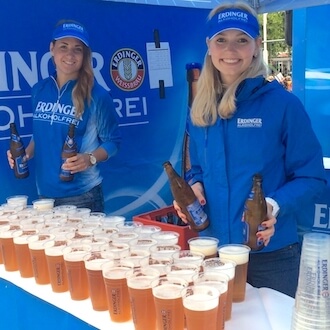 Eventhelferinnen beim Bierausschank