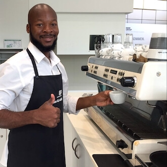Barista mit Tasse