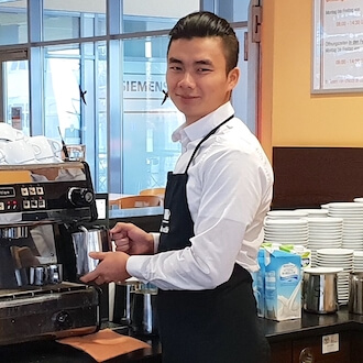 Barista schäumt Milch auf bei chicco di caffe GmbH