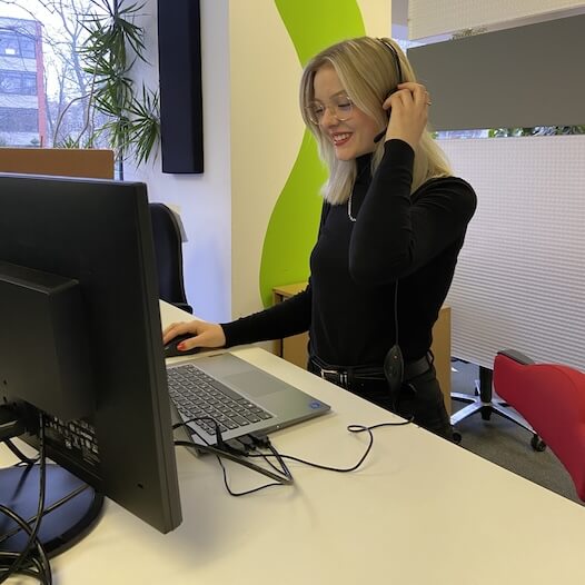 Call Center Agent im büro