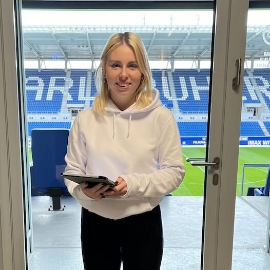 Einlasskontrolleurin im Stadion