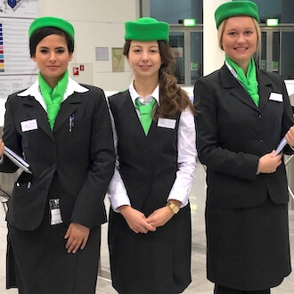Empfangshostessen bei der Arbeit auf einer Messe