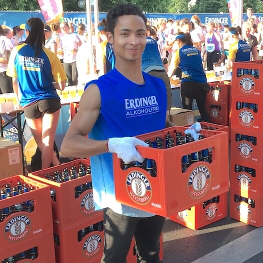 Eventhelfer beim Tragen von Bierkasten bei Laufevent
