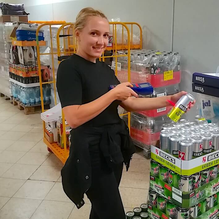 Inventurhelferin scannt Bestände in einem Lagerhaus