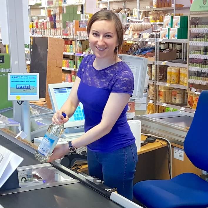 Kassiererin arbeitet an einer Supermarktkasse