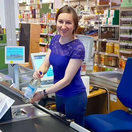 Kassiererin im Supermarkt