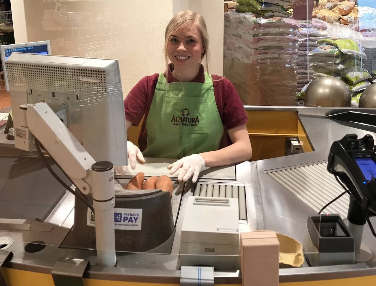 Kassiererin im Supermarkt