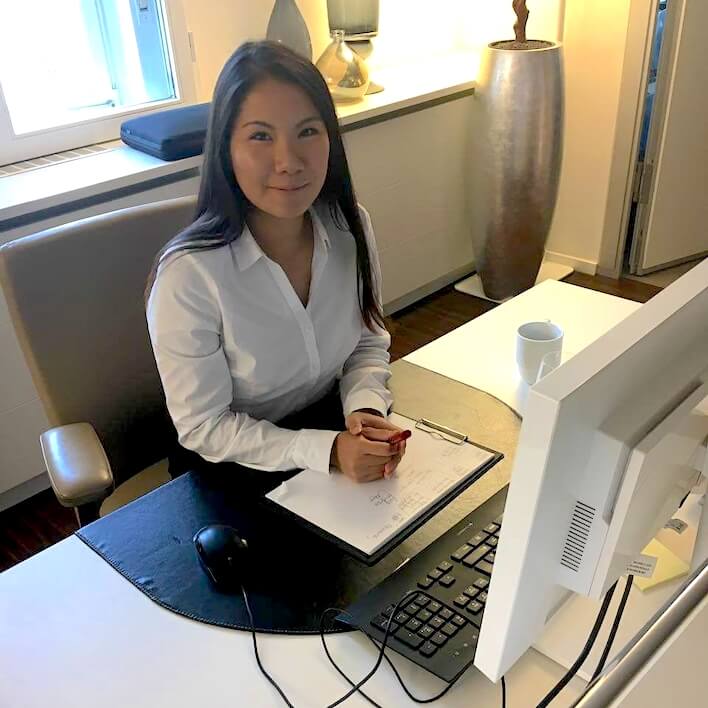 Kundenservice-Mitarbeiterin arbeitet an einem Computer im Büro