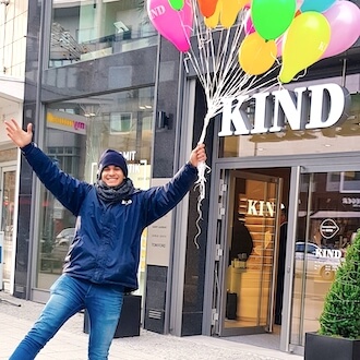 Lachender Promoter für KIND GmbH