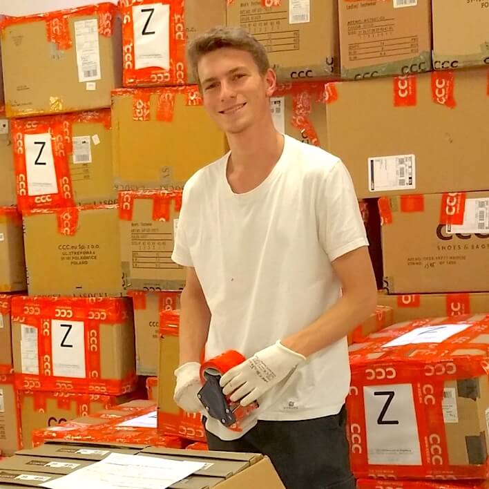 Lagerhelfer verpackt Kisten in einem Lagerhaus