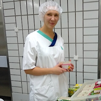 Medizinstudentin bei Stationsdienst