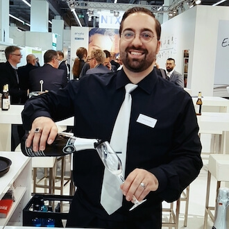 Servicekraft beim Ausschenken von Sekt