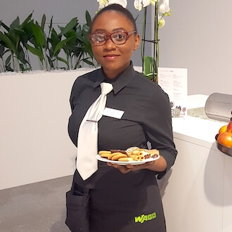 Messehostess mit Teller für Catering Company