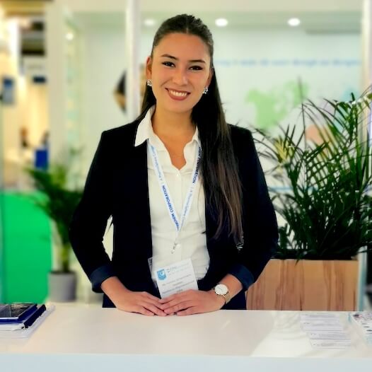 Messehostess am Empfang eines Ausstellers