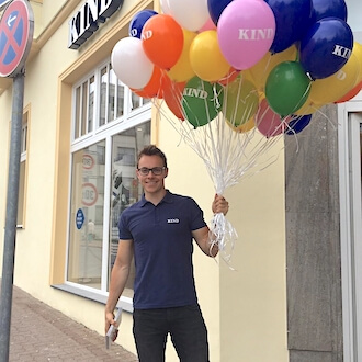 Promoter vor Store von KIND GmbH