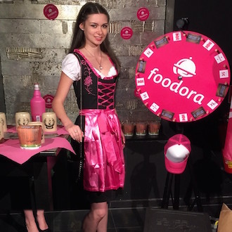 Promoterin im Dirndl für Foodora dreht am Glücksrad