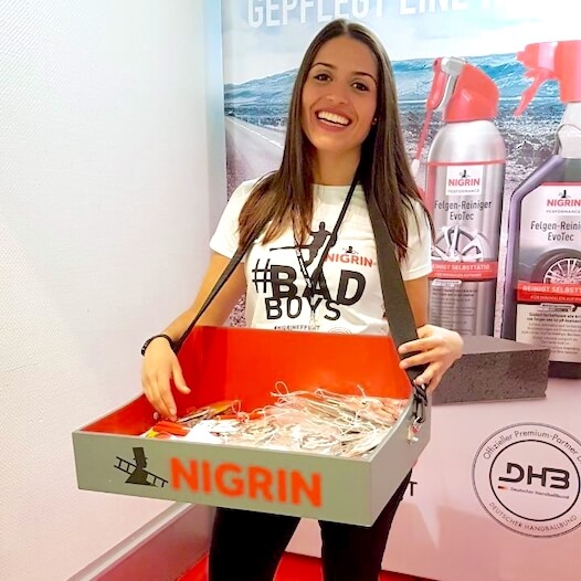 Promoterin mit Bauchladen
