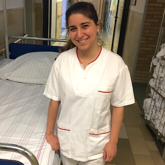 Studentin vor Krankenbett